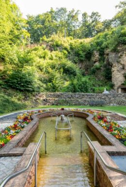 Landschaftsaufnahme Kneipp-Anlage mit Wassertretbecken, Fußreflexzonenpfad und Erdfall