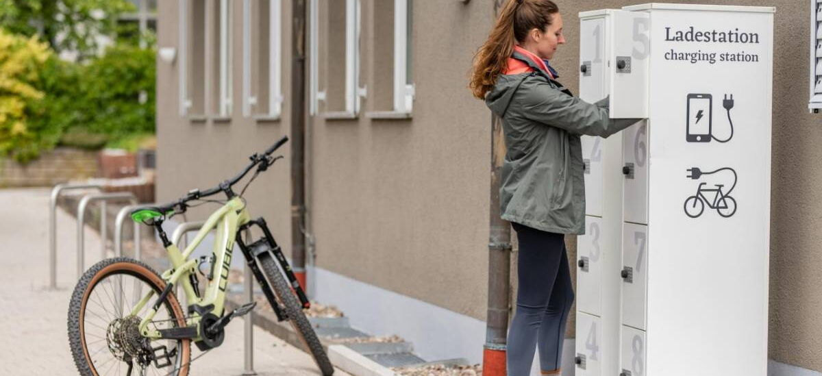 Außenaufnahme mit Fahrrad und Ladeboxen