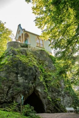 Landschaftsaufnahme Felsen mit Treppen und Höhle, darauf Ritterkapelle im Schlosspark Altenstein