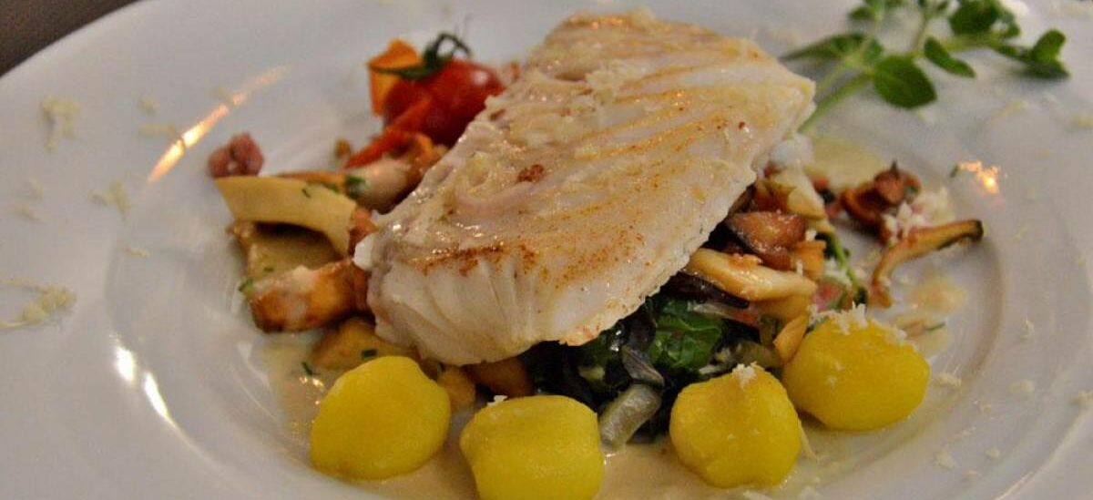 Speisenteller Restaurant Villa 39 mit Fisch, Kartoffeln und Gemüse