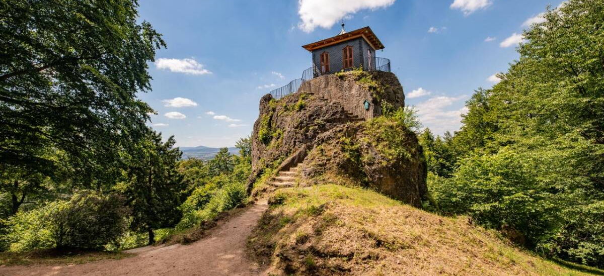 Landschaftsaufnahme Felsen mit Treppen, darauf Chinesisches Häuschen im Schlosspark Altenstein
