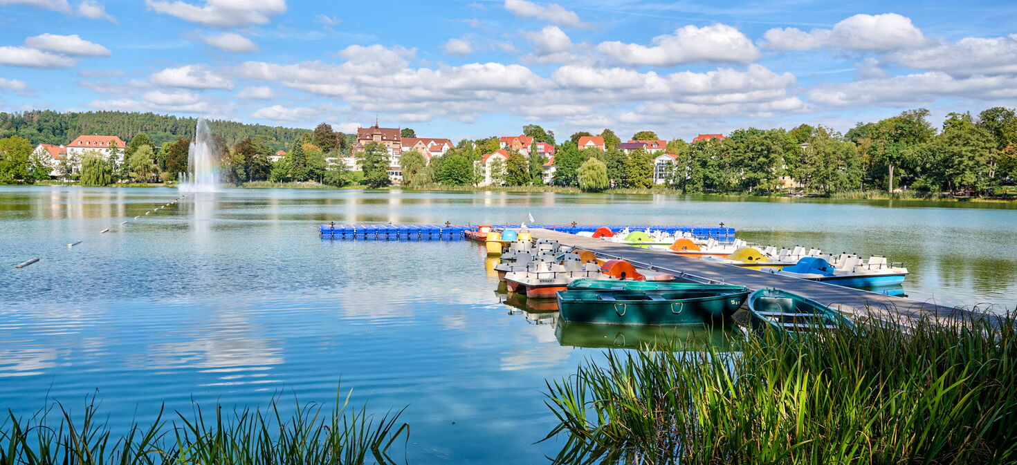 Burgsee Bad Salzungen mit bunten Ruder- und Tretbooten am Steg