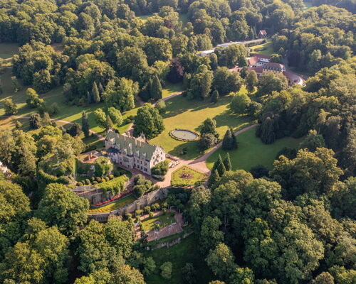 Luftaufnahme Innenpark Schloss & Park Altenstein mit Eingangsbereich, Schloss und Beetanlagen, umgeben von Wald und Natur