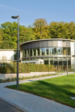 Landschaftsaufnahme mit Kurhaus Vital-Brunnen