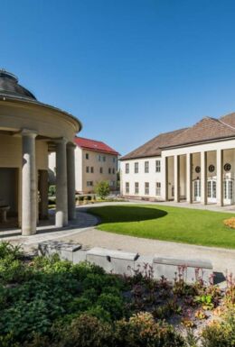 Außenaufnahme Comödienhaus mit Brunnentempel und bepflanzten Beeten