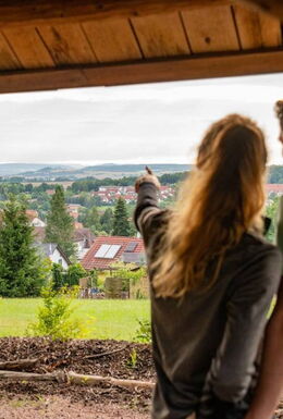 Pärchen am Gerhart-Hauptmann-Blick mit Panoramablick über den Thüringer Wald, die Thüringer Rhön und den Altenstein