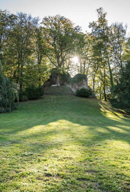 Landschaftsaufnahme mit Blick auf den Bonifatiusfelsen im Schlosspark Altenstein