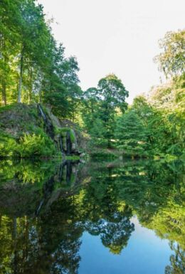 Landschaftsaufnahme mit Luisenthaler Wasserfall und Teich im Schlosspark Altenstein