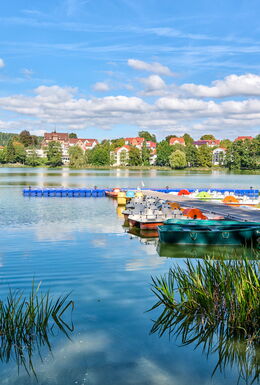 Burgsee Bad Salzungen mit bunten Ruder- und Tretbooten am Steg