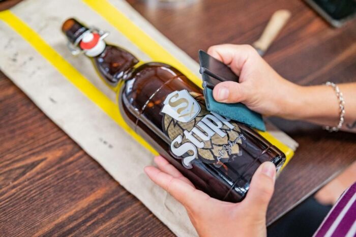 Stupps Brauerei Steinbach Beklebung einer Flasche mit dem Etikett der Stupps Brauerei in Steinbach