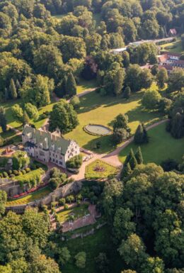 Luftaufnahme Innenpark Schloss & Park Altenstein mit Eingangsbereich, Schloss und Beetanlagen, umgeben von Wald und Natur