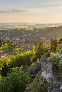 Landschaftsaufnahme mit Morgentorfelsen und Ausblick über den Ort und die Umgebung