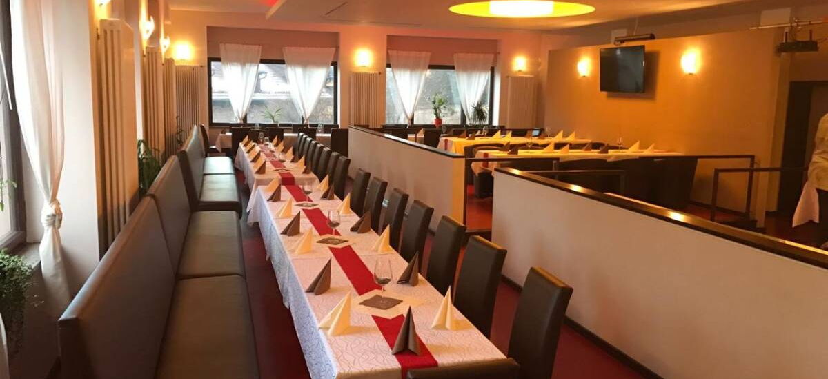 Innenaufnahme Gastraum Café Altenstein mit langer gedeckter Tafel