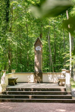 Landschaftsaufnahme mit Ida-Denkmal und wäldlicher Umgebung