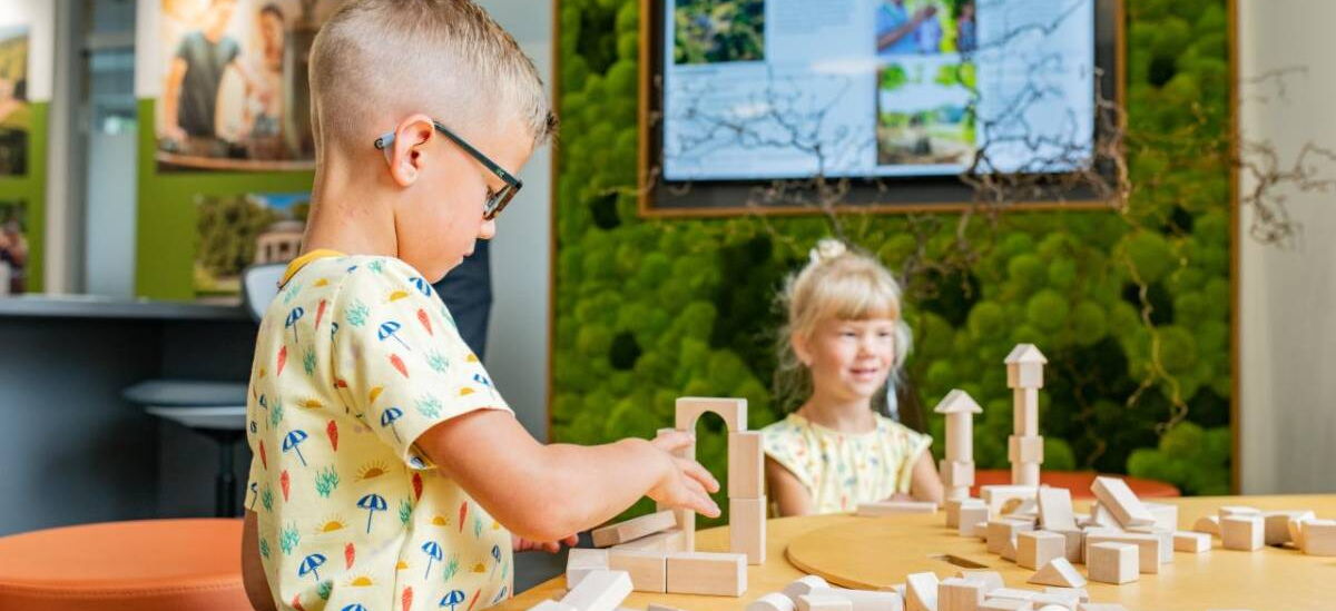Zwei Kinder spielen in der Spielecke mit Bauklötzen.