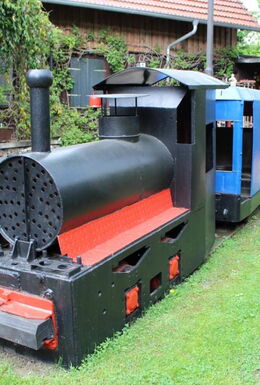 Grubenbahn im Außenbereich vom Schaubergwerk Am Aschenberg