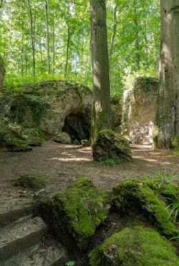 Landschaftsaufnahme mit Felsentheater