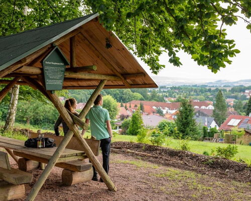 Sitzgruppe Gerhart-Hauptmann-Blick Bad Liebenstein © Tobias Kromke