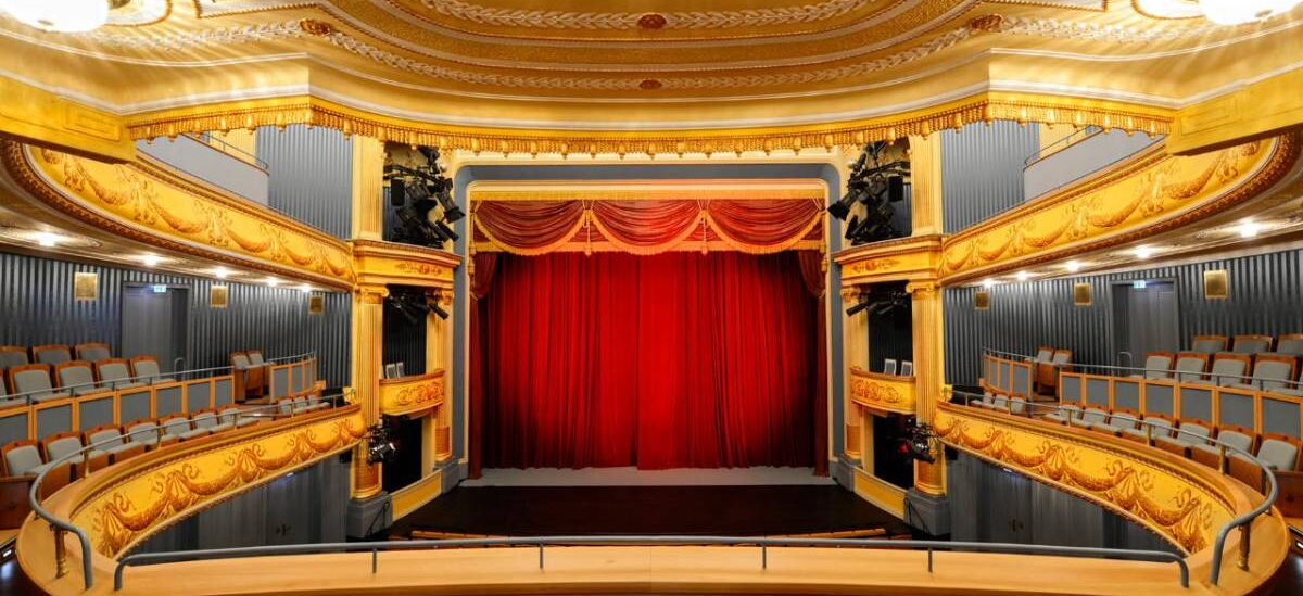 Spielsaal Staatstheater Meiningen mit Blick vom Rang auf die Bühne