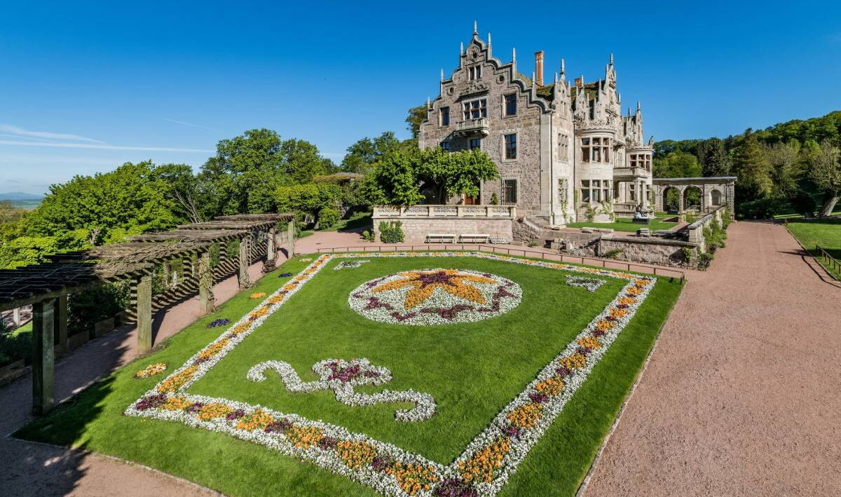 Schloss Altenstein mit Teppichbeet