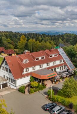 Drohnenaufnahme Waldhotel Rennsteighof mit Blick auf die Anlage und den Wald