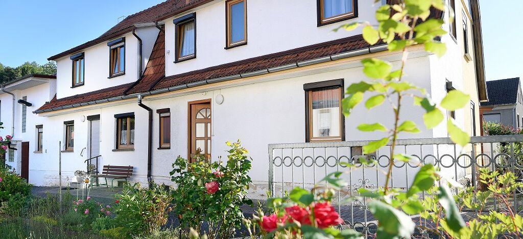 Außenansicht Ferienwohnung Bodenstein mit Vorgarten