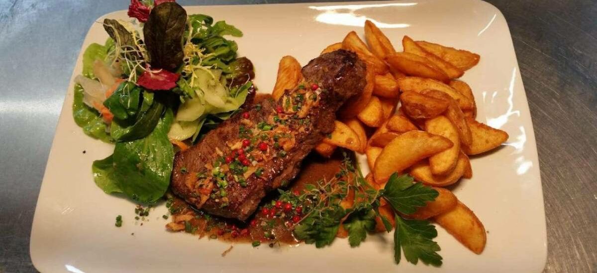 Speisenteller Restaurant Logierhof mit Fleisch, Kartoffelspalten und Salatbeilage