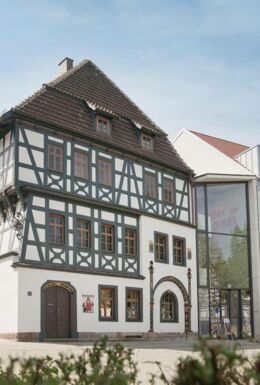 Außenaufnahme Lutherhaus Eisenach mit altem Fachwerkhaus und neuem Anbau