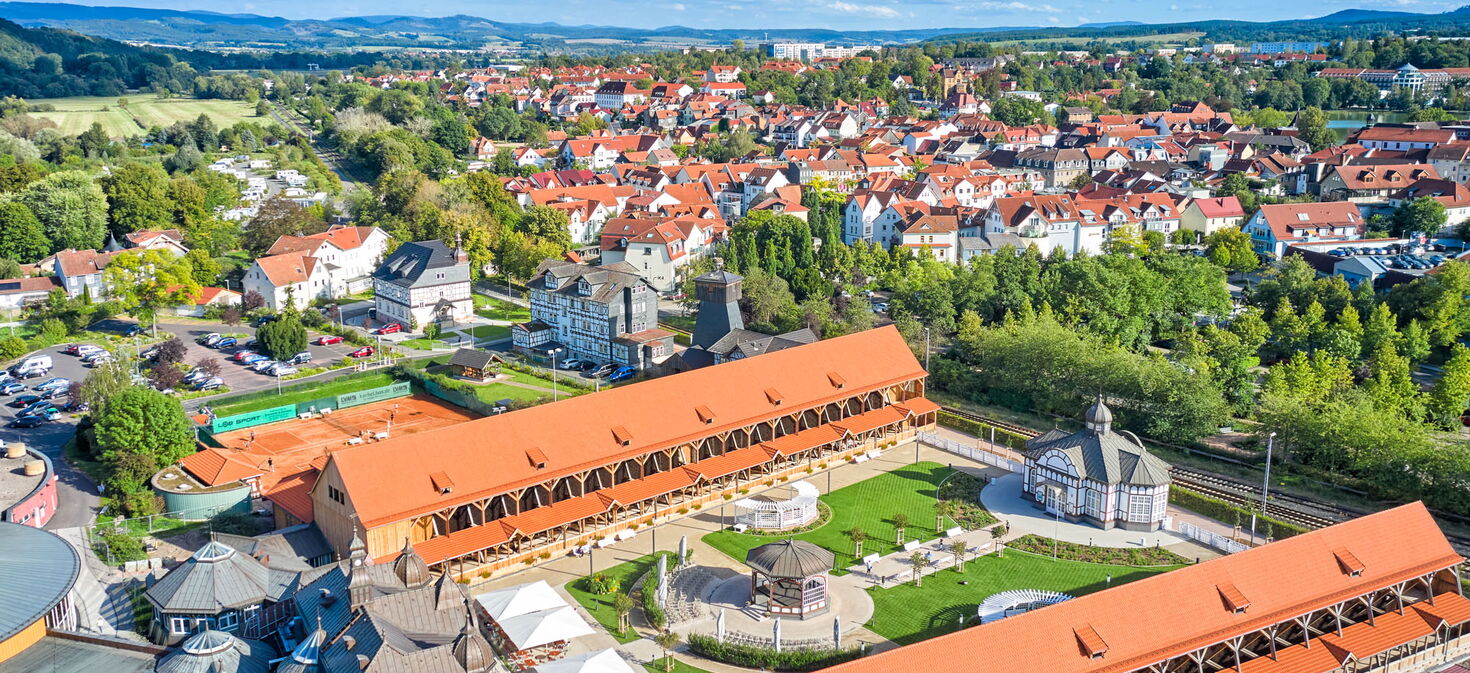 Gradierwerk Bad Salzungen aus der Vogelperspektive, im Hintergrund ist die Stadt zu sehen