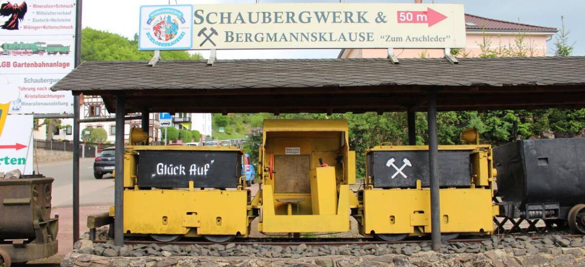Außenaufnahme Eingangsbereich Schaubergwerk Zum Arschleder mit alter Grubenbahn