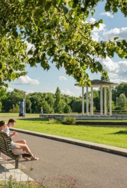 Neuer Kurpark mit Sitzbänken und Blick auf den Tempel