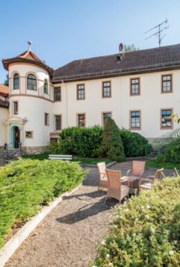 Außenaufnahme Hotel Fröbelhof mit Innenhof und Sitzbereich