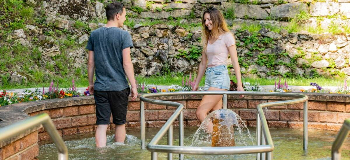 Wassertretbecken Kneipp-Anlage Pärchen beim Wassertreten im Wassertretbecken an der Kneipp-Anlage