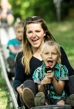 Mutter und Kind auf der Sommerrodelbahn im Inselsberg Funpark