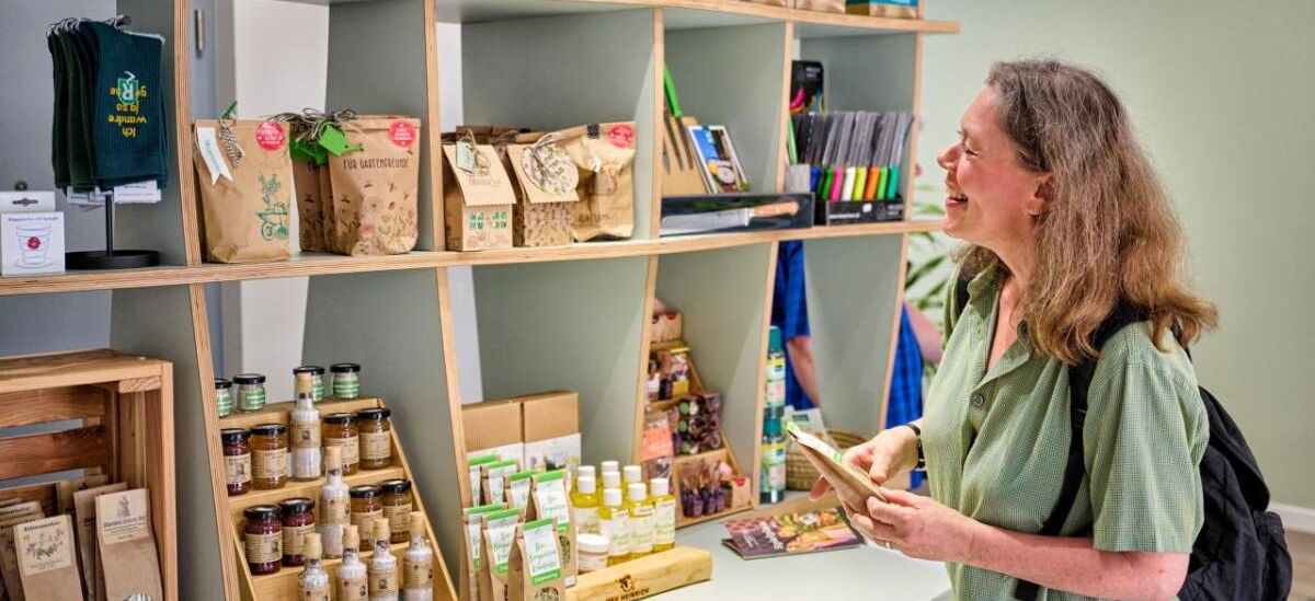 Innenaufnahme mit Verkaufsfläche und regionalen Produkten und Souvenirs
