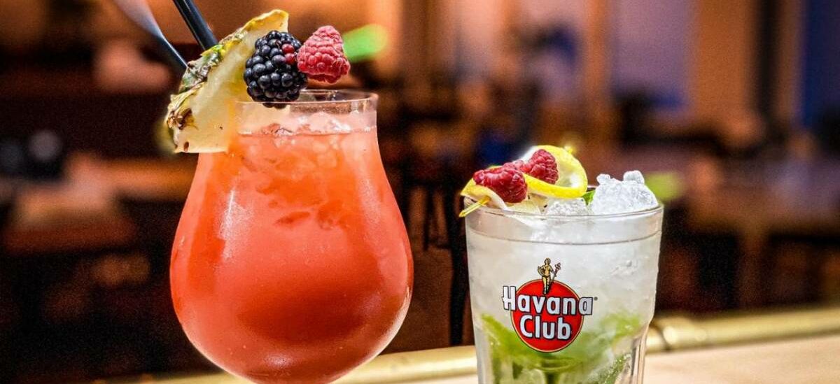 Innenaufnahme High Five Bar mit zwei verschiedenen Cocktails im Vordergrund