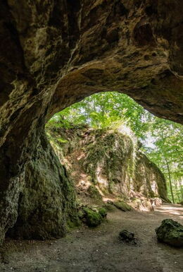 Landschaftsaufnahme einer Höhle im Felsentheater