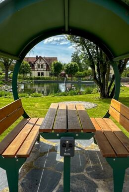 Sitzgruppe im Kneipp-Vital-Park mit Blick auf den Teich