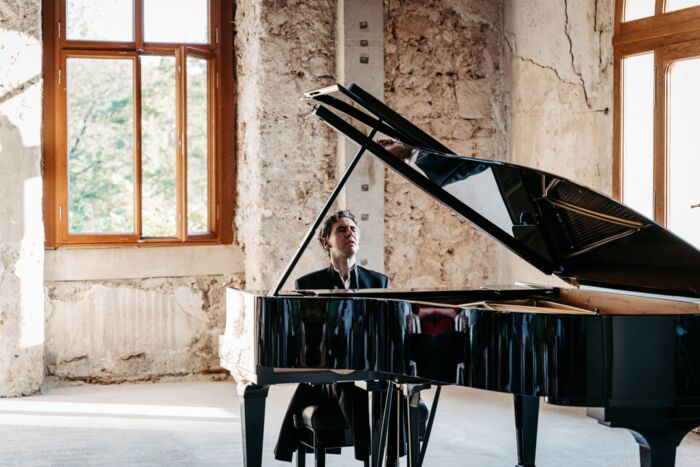 Künstler Martin Stadtfeld am Klavier im Konzertsaal von Schloss Altenstein