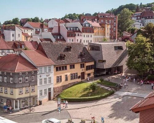 Außenaufnahme Bachhaus Eisenach mit Alt- und Neubau, Bachdenkmal und Blick auf den Frauenplan