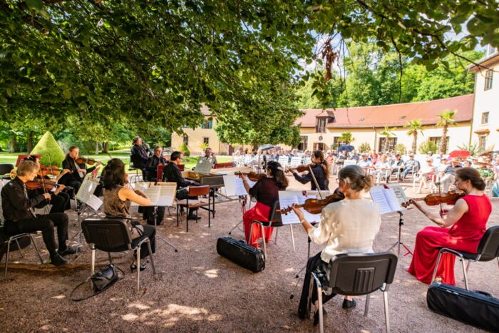 Sommerkonzert unter freiem Himmel im Schlosspark Altenstein mit Musikern und Publikum