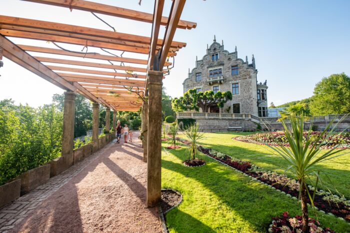 Schloss Altenstein mit Pergola und bunt bepflanztem Teppichbeet