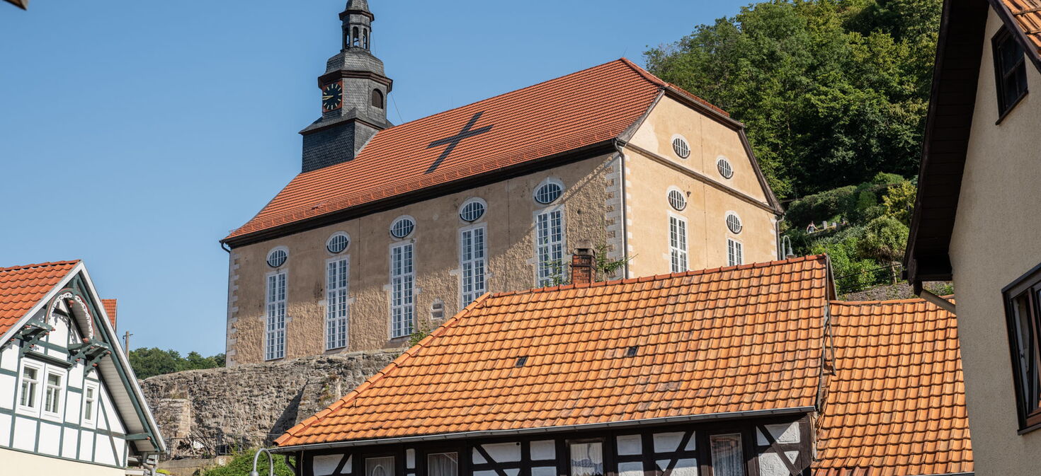 Dorfkirche über Fachwerkhäusern thronend