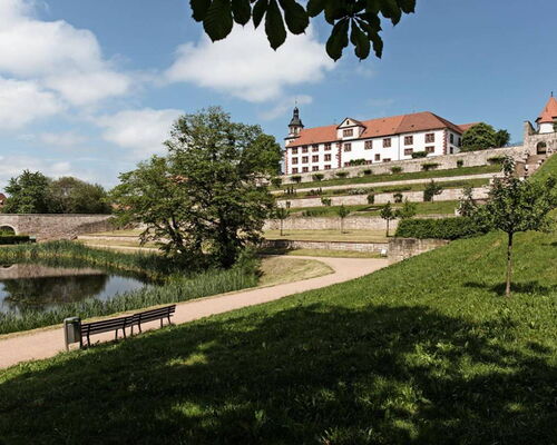 Außenaufnahme Schloss Wilhelmsburg Schmalkalden mit Parkanlage und Teich