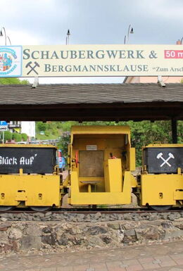 Außenaufnahme Eingangsbereich Bergmannsklause Zum Arschleder mit alter Grubenbahn