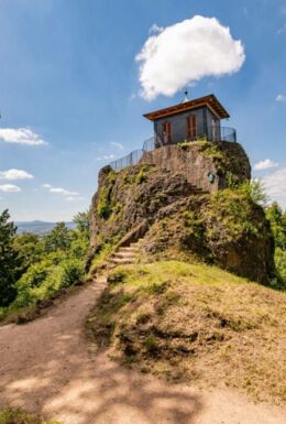 Landschaftsaufnahme Felsen mit Treppen, darauf Chinesisches Häuschen im Schlosspark Altenstein