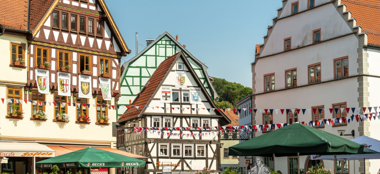 Altmarkt Schmalkalden mit Cafés, Restaurant und Fachwerkhäusern