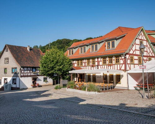 Außenaufnahme Messerstübchen mit Terrasse und Blick auf den Marktplatz Steinbach
