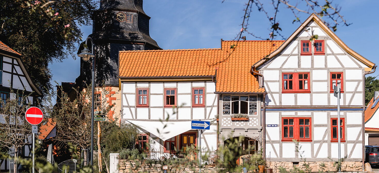 Außenaufnahme Fachwerkhaus Landhaus Fröbel in Schweina mit Laurentiuskirche