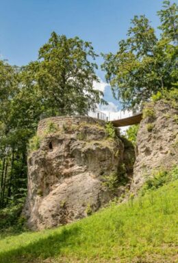 Landschaftsaufnahme Felsen mit Teufelsbrücke und Aussichtsplattform im Schlosspark Altenstein